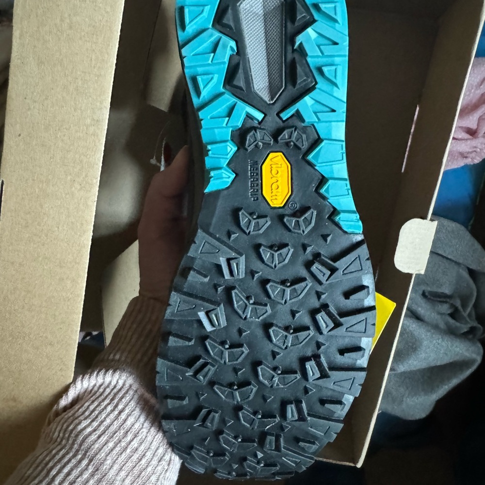 Gore-Tex hiking shoes woman’s 9.5 - Picture 3 of 4